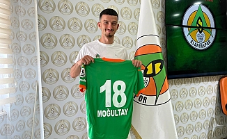  Alanyaspor kadrosuna kattığı 4 oyuncu için imza töreni düzenledi