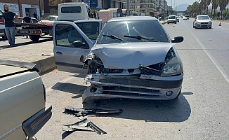 Antalya'da 3 otomobilin karıştığı  kazada 2 kişi yaralandı