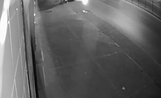 Antalya'da alkollü sürücü önce ağaca, sonra iş yerinin camına çarptı