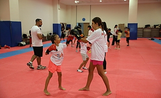 Antalya'da çocuklar yaz tatilini sporla geçiriyor