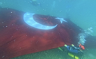 Antalya'da denizde dev Türk bayrağı açıldı