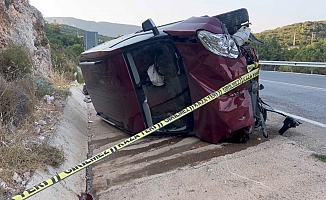 Antalya'da kamyonet yan yattı: 6 yaralı
