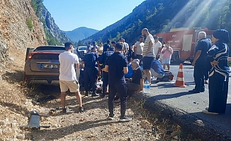 Antalya'da otomobil çekici ile çarpıştı: 5 yaralı