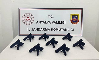 Antalya'da otomobilden 8 ruhsatsız tabanca çıktı
