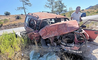 Antalya'da otomobiller kafa kafaya çarpıştı