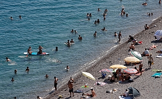 Antalya'nın deniz suyu sıcaklığı 33 dereceyle İstanbul ve Ankara'nın sıcak havasını geride bıraktı