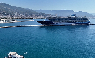 Bin 924 yolcu 734 mürettebatlı dev gemi Alanya'ya demir attı