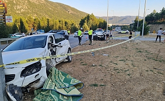 Burdur-Antalya karayolunda otomobiller çarpıştı, 1'i ağır 2 yaralı