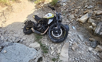 Hakimiyetini kaybeden motosiklet sürücüsü şarampole uçtu