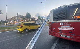 Halk otobüsüne karavan tentesi saplandı