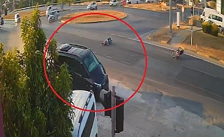 Kırmızı ışık ihlali yapan tur aracı motosiklete çarptı: 1 ölü