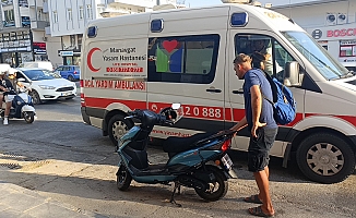 Motorlu bisiklet, araca çarpıp devrildi: Bisiklet sürücüsü yaralandı