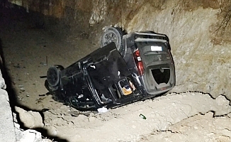 Otomobile çarpan hafif ticari araç kanala uçtu!