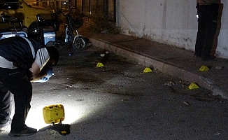 Oturduğu apartmanın girişinde silahlı saldırıya uğrayan şahıs yaralandı