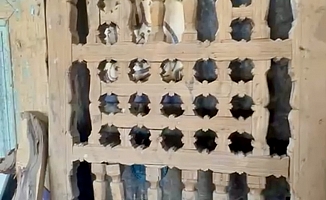 Restorasyon uzmanı 300 yıllık ahşap malzemelerin satışına kıyamadı