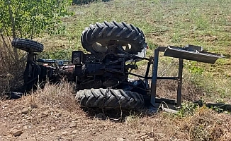 Tarlasına giderken devrilen traktörünün altında hayatını kaybetti