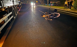 Tıra arkadan çarpan motosikletli ağır yaralandı