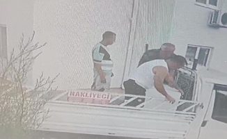 Uzaklaştırma kararına rağmen eve gelip 3,5 dakikada tüm eşyaları götürdü