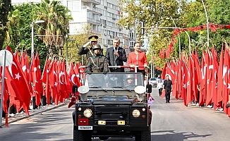 Zafer Bayramı törenine Antalya'da vatandaşlar ve turistler de eşlik etti