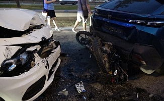Zincirleme kazada motosikletli genç kız yaralandı, sürücü olay yerinden kaçtı