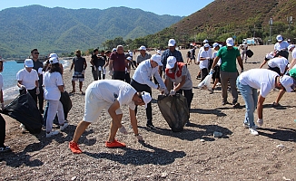 Adrasan’da yaz tatilinin ardından boş kalan plajı temizlediler