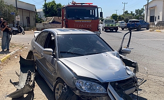 Aksu'da otomobil trafoya ve otobüs durağına çarptı: 1 yaralı