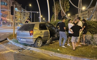 Antalya'da otomobille hafif ticari araç çarpıştı: 2 yaralı