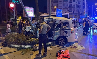 Antalya'da kırmızı ışık ihlali kazayı da beraberinde getirdi: 3'ü ağır 6 yaralı
