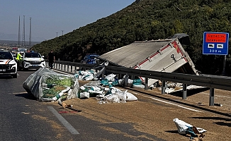 Antalya'da tır devrildi, ortalık savaş alanına döndü!