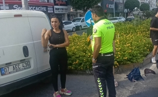 Aynı kavşakta 5 dakika arayla iki motosiklet kazası kamerada