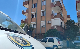 Aynı evde yaşadığı babasının öldüğünü 3 gün sonra fark edip, ablasına haber verdi