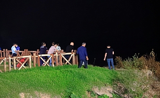 Falezlerin kenarında bulunan kadın çantası ekipleri alarma geçirdi