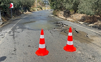 Su boruları patladı, yol kullanılamaz hale geldi!