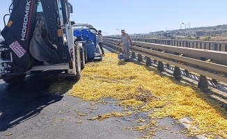 Kilolarca patates yola saçıldı!