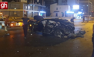 Kavşağa çıkan otomobili adeta biçti, sürücü araçtan fırladı!