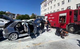 Park halindeki otomobil yanarak kullanılamaz hale geldi