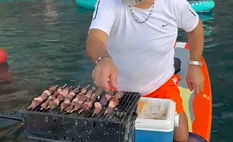 SUP üzerinde mangal yakıp ciğer pişirdi