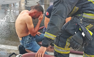 Üzerine döktüğü benzin gözlerinden ediyordu