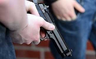 Akrabalar arasında tehlikeli araç kullanma tartışması silahlı kavgaya döndü: 2 yaralı
