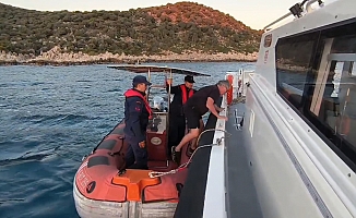 Alman turist kayalıklarda mahsur kaldı!