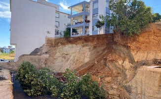 Antalya'da bir evi tahliye ettiren inşaat temelinde ikinci toprak kayması