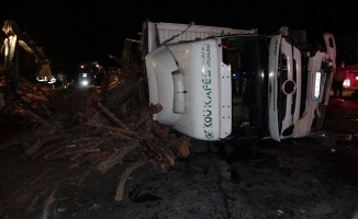 Antalya'da odun yüklü kamyon devrildi, trafik 3 saat durdu