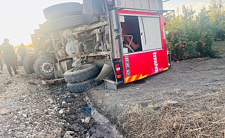 Antalya'da yangına giden itfaiye aracı devrildi!