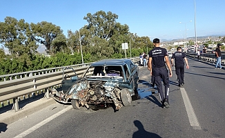 Bariyerlere çarpan Tofaş hurdaya döndü, etrafa saçılan parçaları başka sürücüyü de yaraladı