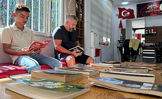  Berber dükkanını kütüphaneye çevirdi: Müşteriler sıra beklerken kitap okuyor