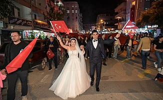 Gelinle damat düğünden önce fener alayına katıldı