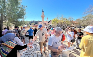 Litvanyalı turistler tarihi köye hayran kaldı