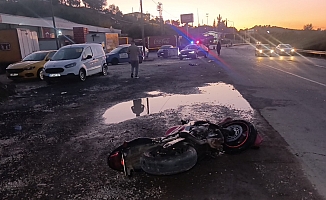 Park halindeki otomobile çarpan sürücü ölümden döndü