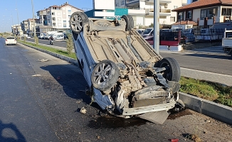 Tırla çarpışan araç havada takla atıp ters döndü!