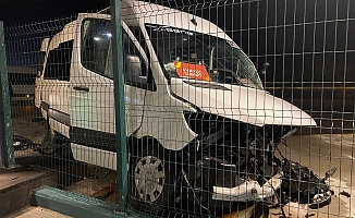Tur minibüsü ile otomobil çarpıştı: 2 yaralı